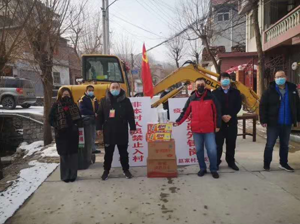 當前，新型冠狀病毒的肺炎疫情防控形勢嚴峻，小區是城市治理的基本單元，物業更是疫情防控的第一戰線。疫情就是命令，防控就是責任，為打贏這次防疫戰，三箭物業公司于1月23日便成立了應對新型冠狀病毒疫情聯防聯控領導小組，明確分工，各司其職，把做好疫情防控工作作為當前的首要任務，迅速安排各物管部積極采取防控措施，竭力守護業主、員工的健康安全，維護園區的和諧穩定。